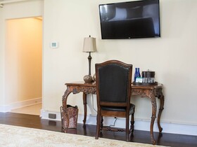The Manor on Front Bed and Breakfast