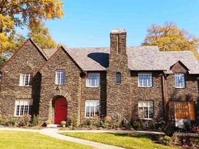 The Manor on Front Bed and Breakfast