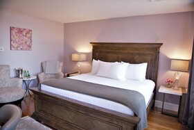 The Manor on Front Bed and Breakfast