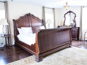 The Manor on Front Bed and Breakfast