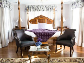 The Manor on Front Bed and Breakfast
