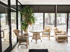 The Manor on Front Bed and Breakfast