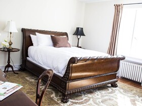 The Manor on Front Bed and Breakfast