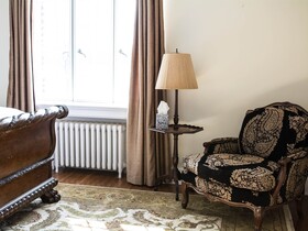 The Manor on Front Bed and Breakfast