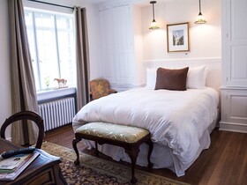 The Manor on Front Bed and Breakfast