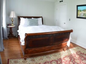The Manor on Front Bed and Breakfast