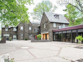 The Manor on Front Bed and Breakfast