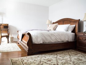 The Manor on Front Bed and Breakfast