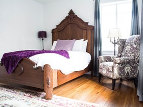 The Manor on Front Bed and Breakfast