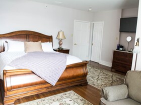 The Manor on Front Bed and Breakfast