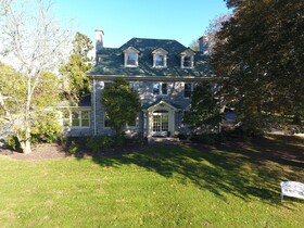 The Manor on Front Bed and Breakfast