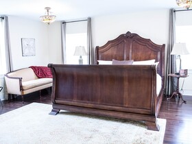 The Manor on Front Bed and Breakfast