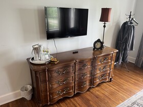 The Manor on Front Bed and Breakfast