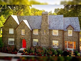 The Manor on Front Bed and Breakfast