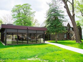 The Manor on Front Bed and Breakfast