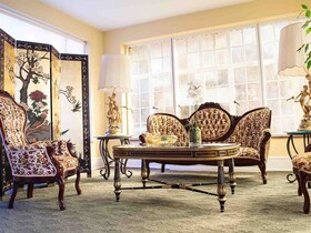 The Manor on Front Bed and Breakfast
