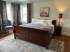 The Manor on Front Bed and Breakfast