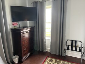 The Manor on Front Bed and Breakfast