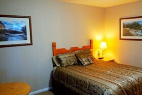 The Manor on Front Bed and Breakfast