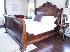 The Manor on Front Bed and Breakfast