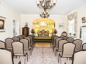 The Manor on Front Bed and Breakfast