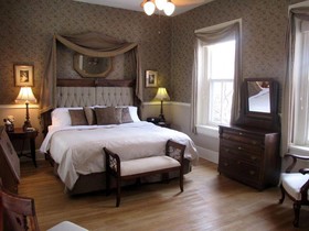 Lovelace Manor Bed & Breakfast