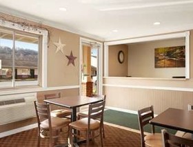 Super 8 by Wyndham Mifflinville Near Bloomsburg
