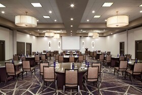 Embassy Suites by Hilton Philadelphia Airport