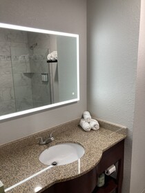 Elker Inn & Suites