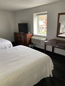 Elker Inn & Suites