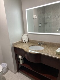 Elker Inn & Suites