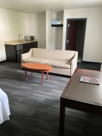 Elker Inn & Suites