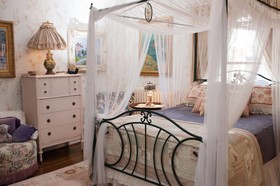South Broadway Manor Bed & Breakfast
