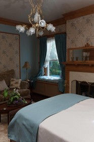 South Broadway Manor Bed & Breakfast