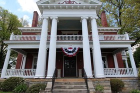 South Broadway Manor Bed & Breakfast
