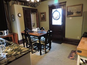 South Broadway Manor Bed & Breakfast
