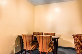 Econo Lodge Inn & Suites
