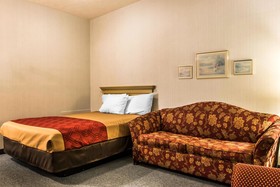 Econo Lodge Inn & Suites