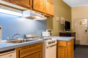 Econo Lodge Inn & Suites