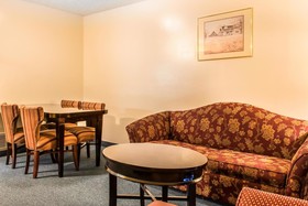 Econo Lodge Inn & Suites