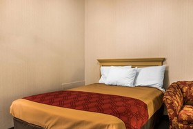 Econo Lodge Inn & Suites