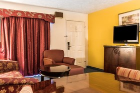 Econo Lodge Inn & Suites