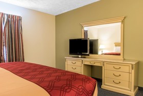 Econo Lodge Inn & Suites
