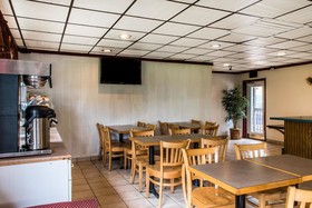 Econo Lodge Inn & Suites