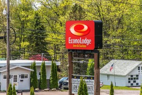 Econo Lodge Inn & Suites