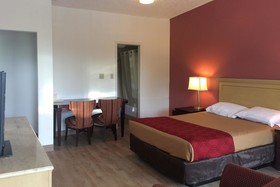 Econo Lodge Inn & Suites