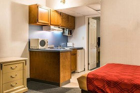 Econo Lodge Inn & Suites