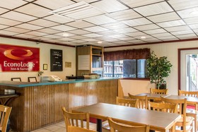 Econo Lodge Inn & Suites