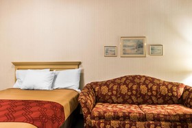 Econo Lodge Inn & Suites