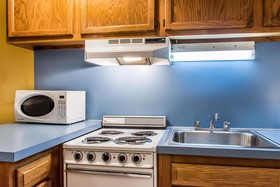 Econo Lodge Inn & Suites